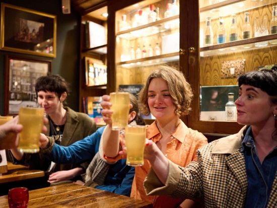 ロンドン4軒の名物パブ巡り＋フードツアー　英式パブゲームも体験＜約3時間半／英語ガイド＞