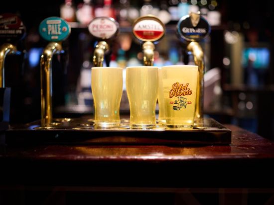 ロンドン4軒の名物パブ巡り＋フードツアー　英式パブゲームも体験＜約3時間半／英語ガイド＞