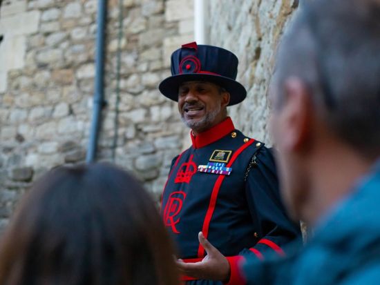 ロンドン塔ナイトツアー　閉館後の静かなロンドン塔をビーフィーター（護衛兵ガイド）がご案内！閉館の儀『キー・セレモニー』見学付き＜約2時間／英語ガイド＞