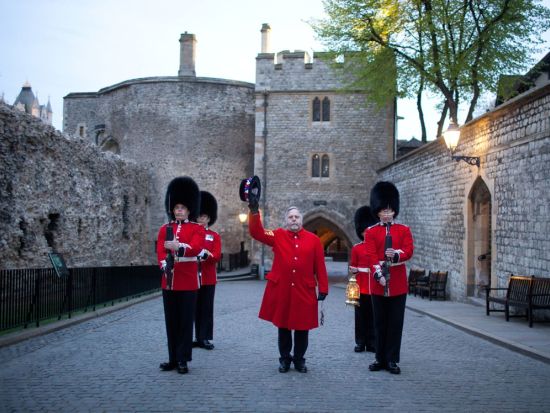 ロンドン塔ナイトツアー　閉館後の静かなロンドン塔をビーフィーター（護衛兵ガイド）がご案内！閉館の儀『キー・セレモニー』見学付き＜約2時間／英語ガイド＞