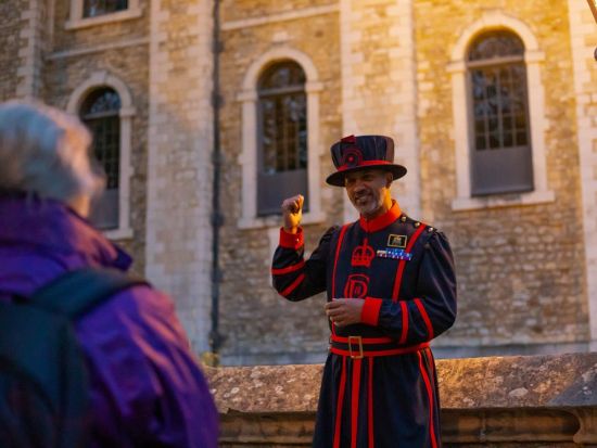 ロンドン塔ナイトツアー　閉館後の静かなロンドン塔をビーフィーター（護衛兵ガイド）がご案内！閉館の儀『キー・セレモニー』見学付き＜約2時間／英語ガイド＞