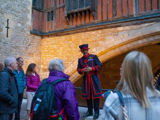 ロンドン塔ナイトツアー　閉館後の静かなロンドン塔をビーフィーター（護衛兵ガイド）がご案内！閉館の儀『キー・セレモニー』見学付き＜約2時間／英語ガイド＞
