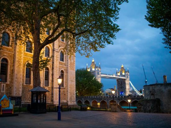ロンドン塔ナイトツアー　閉館後の静かなロンドン塔をビーフィーター（護衛兵ガイド）がご案内！閉館の儀『キー・セレモニー』見学付き＜約2時間／英語ガイド＞
