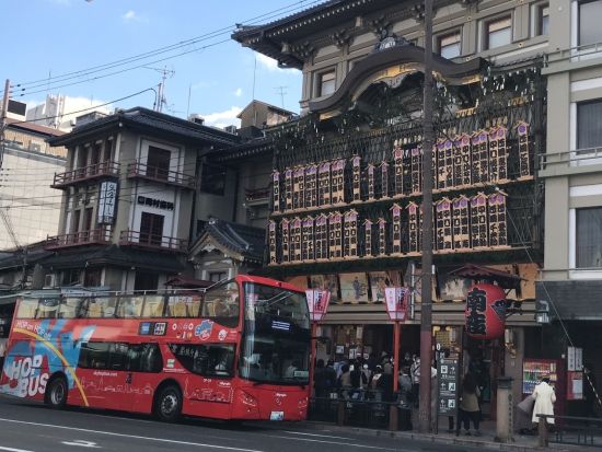 オープントップバス 開放感あふれるバスで二条城や西本願寺など名所を車窓観光＜京都駅発＞by おこしバス（京都定期観光バス）