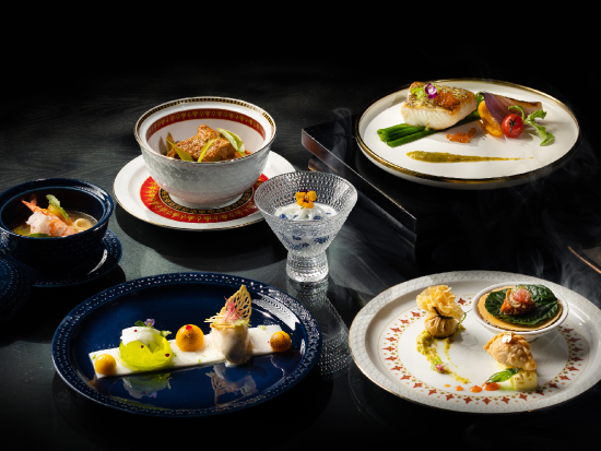 アプサラ号ディナークルーズ 5つ星ホテル「バンヤンツリー」運営 タイ宮廷料理の夕食と夜景鑑賞＜現地集合または往復送迎／コースディナー＞