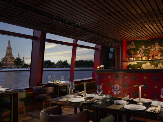 アプサラ号ディナークルーズ 5つ星ホテル「バンヤンツリー」運営 タイ宮廷料理の夕食と夜景鑑賞＜現地集合または往復送迎／コースディナー＞