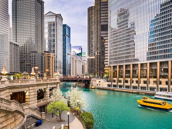 USA_Chicago_River_shutterstock_1617846520