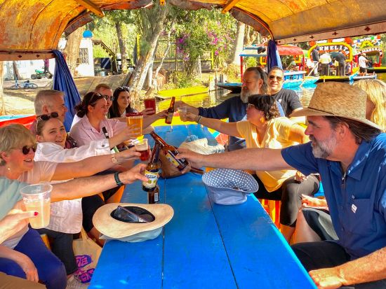 世界遺産ソチミルコ　半日観光ツアー　ゴンドラ船（小舟）で運河クルーズ＆ドリンクとパーティーを楽しむ＜午後／ドリンク付き／英語ガイド＞