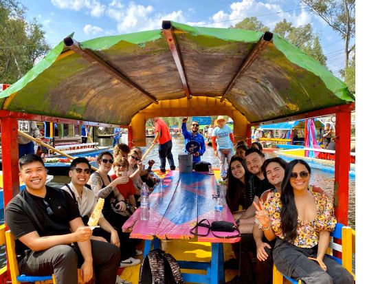 世界遺産ソチミルコ　半日観光ツアー　ゴンドラ船（小舟）で運河クルーズ＆ドリンクとパーティーを楽しむ＜午後／ドリンク付き／英語ガイド＞