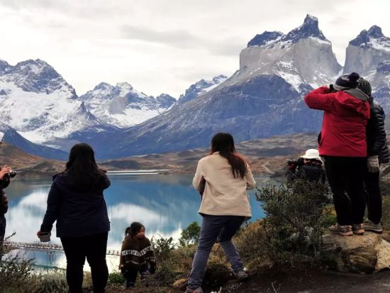 トーレス・デル・パイネ国立公園　日帰り観光ツアー ＜軽食ランチ付き／英語ガイド／エル・カラファテ発＞