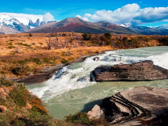 トーレス・デル・パイネ国立公園　日帰り観光ツアー ＜軽食ランチ付き／英語ガイド／エル・カラファテ発＞