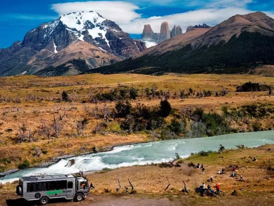 トーレス・デル・パイネ国立公園　日帰り観光ツアー ＜軽食ランチ付き／英語ガイド／エル・カラファテ発＞