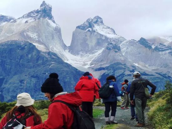 トーレス・デル・パイネ国立公園　日帰り観光ツアー ＜軽食ランチ付き／英語ガイド／エル・カラファテ発＞