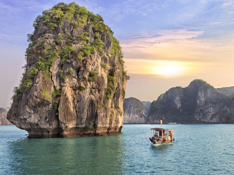 Vietnam_Hal Long Bay_shutterstock_257155450 (1)