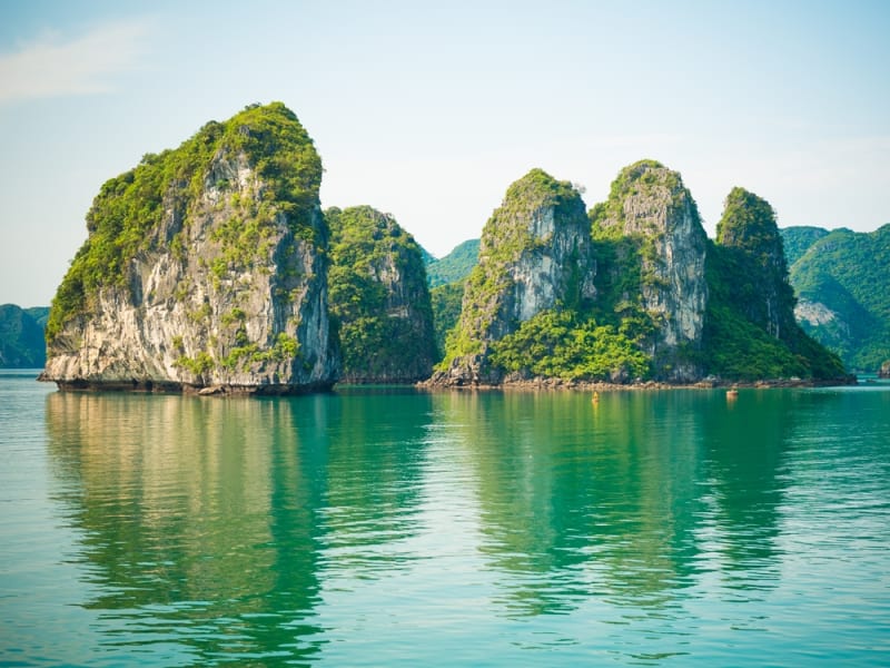 Vietnam_Ha Long Bay_shutterstock_211297156