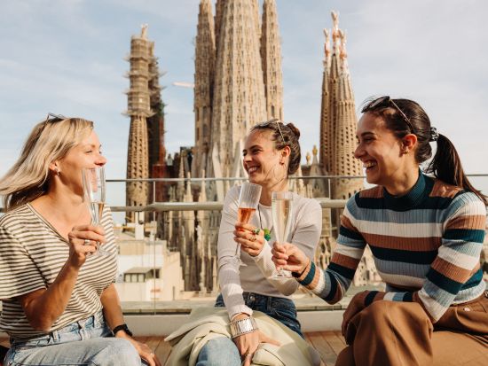 サグラダファミリアに乾杯！テラスでのカヴァ＆閉館直前のゆったり入場で楽しむサグラダファミリアツアー＜約2時間／英語ガイド＞