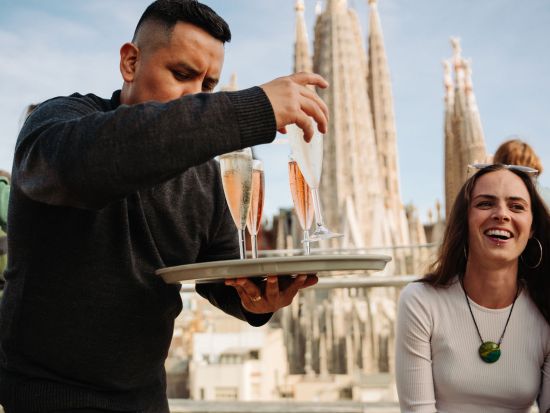 サグラダファミリアに乾杯！テラスでのカヴァ＆閉館直前のゆったり入場で楽しむサグラダファミリアツアー＜約2時間／英語ガイド＞