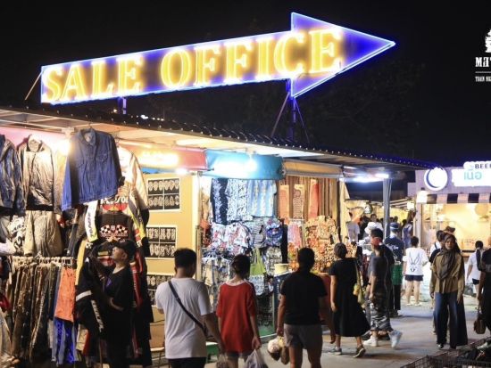 【夕方到着の方へ】空港発！シーナカリン鉄道市場ナイトツアー　ヴィンテージとグルメが彩るナイトマーケットへご案内＜日本語ガイド／送迎＞