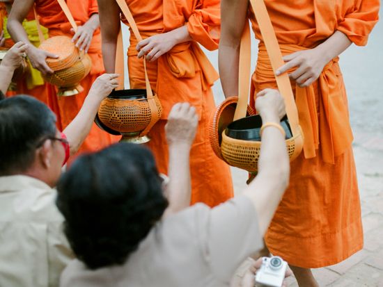 Laos_Monk's begging_pixta_13331035_M