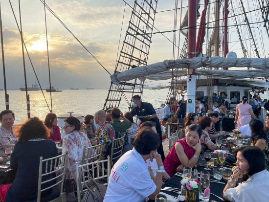 【2026年2月13～15日限定バレンタインプランあり】ロイヤルアルバトロス号 サンセットディナークルーズ 　豪華帆船での特別なひととき＜夕食付＞