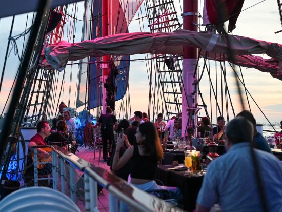 【2026年2月13～15日限定バレンタインプランあり】ロイヤルアルバトロス号 サンセットディナークルーズ 　豪華帆船での特別なひととき＜夕食付＞