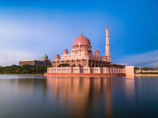 Malaysia_Putrajaya_Masjid Putra_shutterstock_687957427