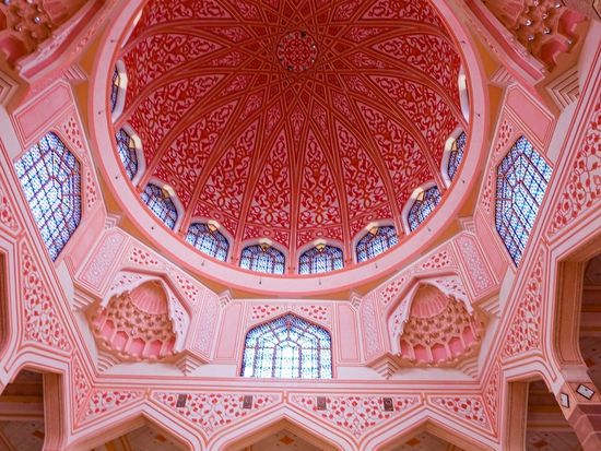 Malaysia_Putrajaya_Masjid Putra_shutterstock_2521207649