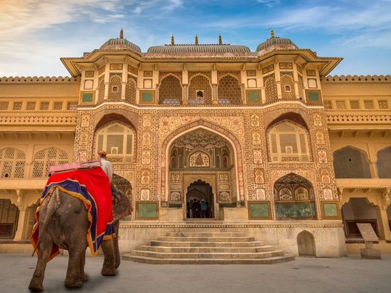 India_Jaipur_Amber Fort_shutterstock_781351405