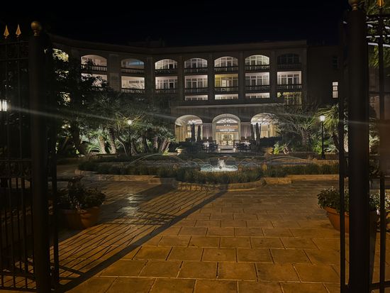 夜のコリンシアパレス。敷地内でも素敵なお写真をお取りいただけます