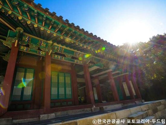 初めてのソウルにおすすめ！日本語ガイド貸切で巡るソウル市内半日観光ツアー 昌徳宮or景福宮＋北村韓屋村＋仁寺洞＋広蔵市場＜公共交通機関利用＞*1グループ料金