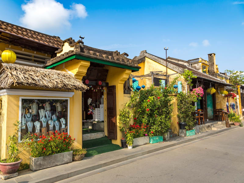 Vietnam_Hoi An_Street_shutterstock_1221555808