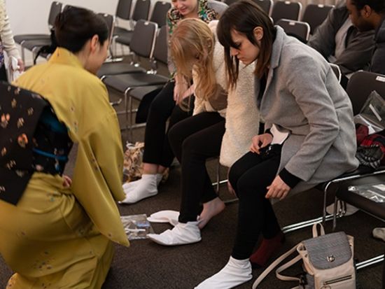 日本文化ホンモノ体験！世界最古の舞台芸術「能」 すり足＆能面付け体験あり＜日本語・英語対応可／西宮能楽堂＞