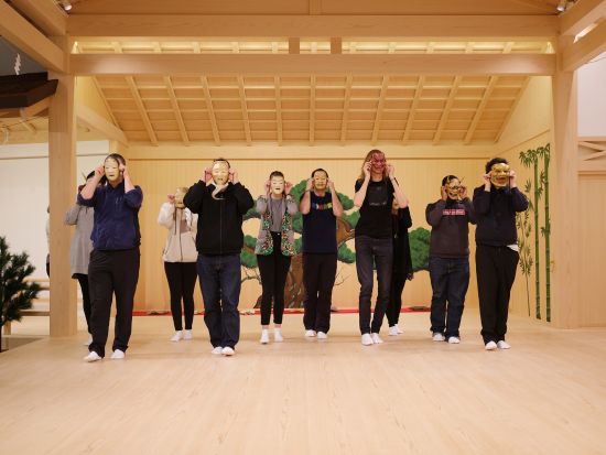 日本文化ホンモノ体験！世界最古の舞台芸術「能」 すり足＆能面付け体験あり＜日本語・英語対応可／西宮能楽堂＞