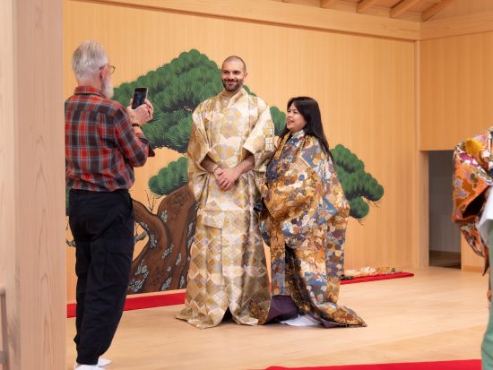 日本文化ホンモノ体験！世界最古の舞台芸術「能」 すり足＆能面付け体験あり＜日本語・英語対応可／西宮能楽堂＞