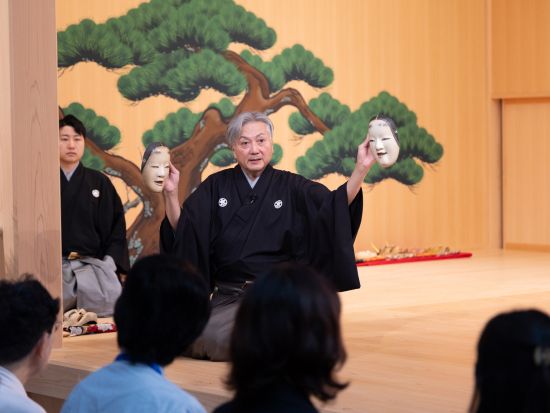 日本文化ホンモノ体験！世界最古の舞台芸術「能」 すり足＆能面付け体験あり＜日本語・英語対応可／西宮能楽堂＞