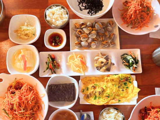 人気K-POPグループの聖地を巡るツアー！香湖海岸バス停＋日迎駅　メンバーも訪れた食堂でのランチ付き♪＜1日／明洞または東大門発／HYBE解散＞ 