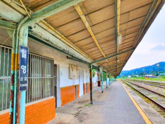 人気K-POPグループの聖地を巡るツアー！香湖海岸バス停＋日迎駅　メンバーも訪れた食堂でのランチ付き♪＜1日／明洞または東大門発／HYBE解散＞ 