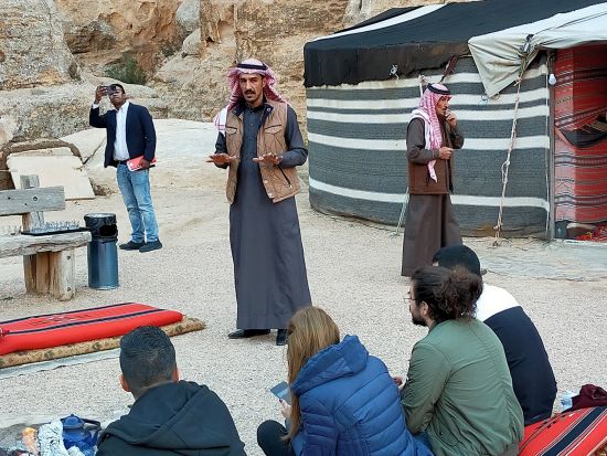 アマリン・ベドウィン・キャンプで楽しむ伝統的なベドウィン料理＋砂丘から星空観察＜英語ガイド／ペトラ発＞【地域コミュニティ支援企画】