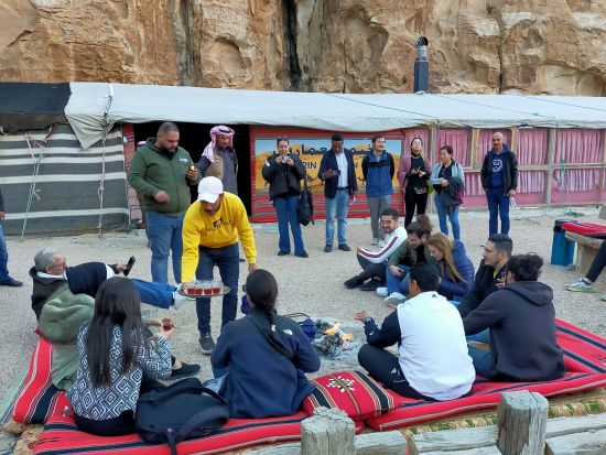 アマリン・ベドウィン・キャンプで楽しむ伝統的なベドウィン料理＋砂丘から星空観察＜英語ガイド／ペトラ発＞【地域コミュニティ支援企画】