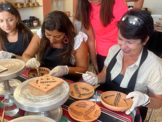 ペトラ陶芸協会のワークショップ　ナバテア陶器デザインの絵付け体験＋ティータイム＜午前または午後／英語ガイド／ペトラ発＞【地域コミュニティ支援企画】