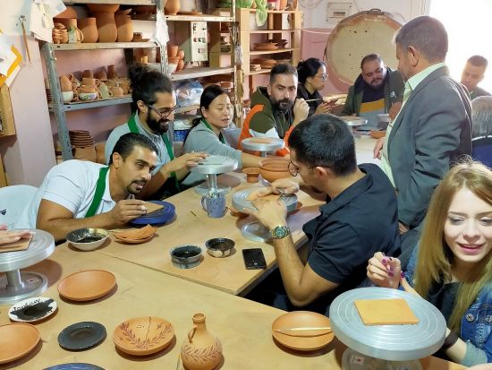 ペトラ陶芸協会のワークショップ　ナバテア陶器デザインの絵付け体験＋ティータイム＜午前または午後／英語ガイド／ペトラ発＞【地域コミュニティ支援企画】