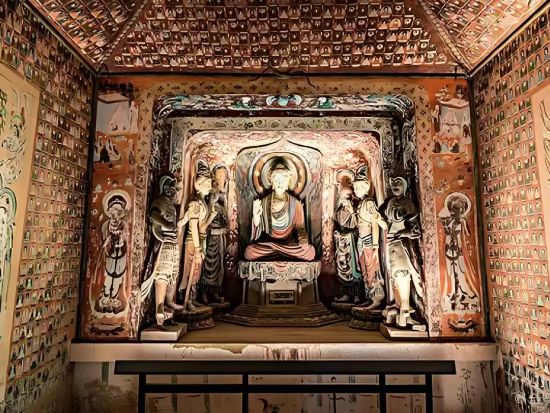 【敦煌満喫おすすめ1日ツアー】莫高窟＋敦煌博物館＋鳴沙山・月牙泉・駱駝体験＋沙州市場＋郷土料理＜専用車／昼食付／専属日本語ガイド＞