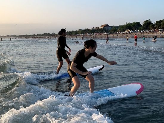 サーフィンレッスン（初心者向け）　クタビーチでプライベートレッスン＜現地集合／英語インストラクター＞