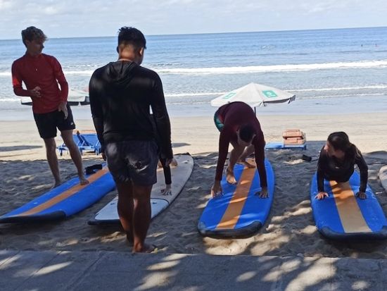 サーフィンレッスン（初心者向け）　クタビーチでプライベートレッスン＜現地集合／英語インストラクター＞