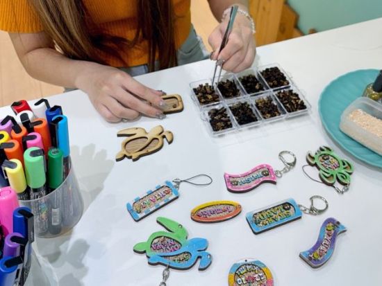 海を感じるキーホルダーづくり 星砂や貝を取り入れたオリジナルキーホルダー　沖縄の思い出作りにおすすめな体験！＜30分／那覇市＞