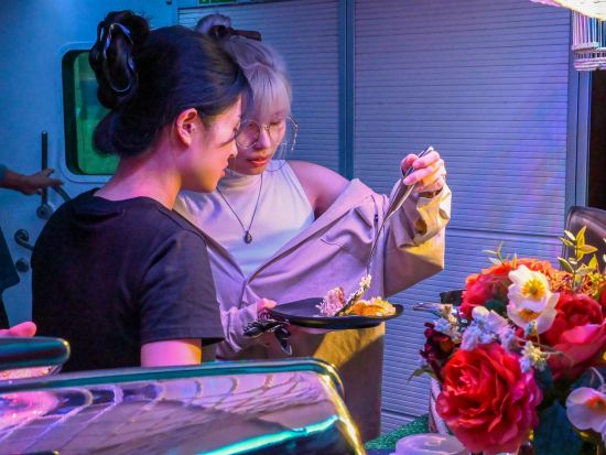 ロイヤルアルバトロス号シティライト・ディナークルーズ　シンガポールの夜景と贅沢なディナー＜選べる夕食なしor4コースorビュッフェ＞