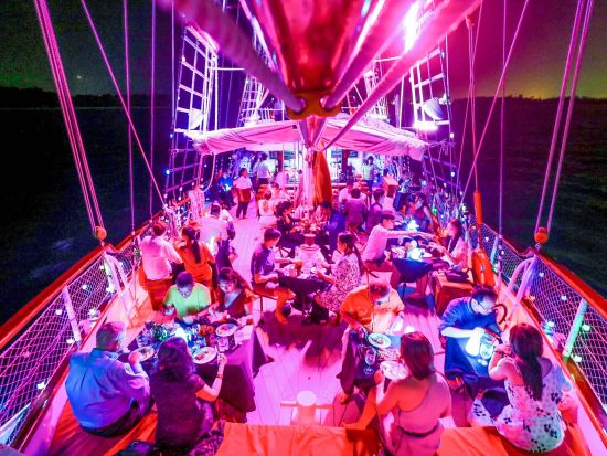 ロイヤルアルバトロス号シティライト・ディナークルーズ　シンガポールの夜景と贅沢なディナー＜選べる夕食なしor4コースorビュッフェ＞