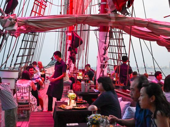 ロイヤルアルバトロス号シティライト・ディナークルーズ　シンガポールの夜景と贅沢なディナー＜選べる夕食なしor4コースorビュッフェ＞