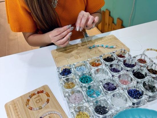 パワーストーン体験 10種類以上の中からお好きな石でオリジナルのパワーストーン作りを体験＜30分／那覇市＞