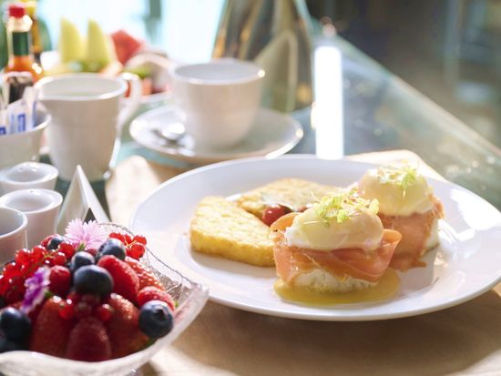 KIBKK1_Breakfast_In room dining_02.jpg_High Res_58627